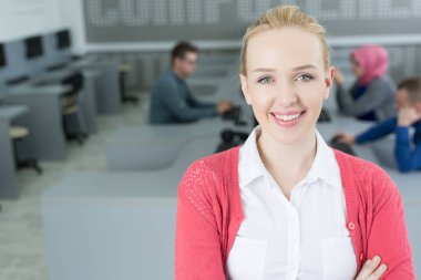 Başlangıç ofiste çalışan iş kadın