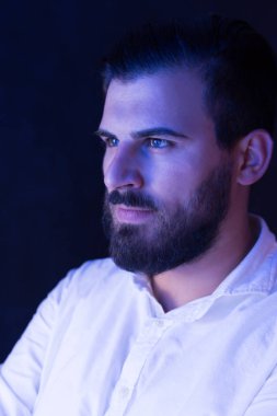 Genç sakallı adamın portresi.