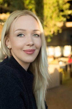 Güzel sarışın kadın. 