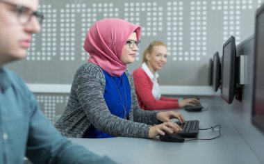 Takımda çalışan Arapça iş kadın