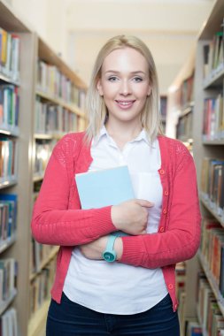 sarışın öğrenci gülümseyen 