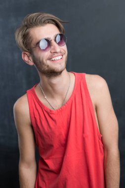 moda yakışıklı genç