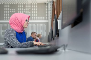 Takımda çalışan Arapça iş kadın
