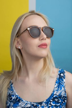 Güzel sarışın kadın. 