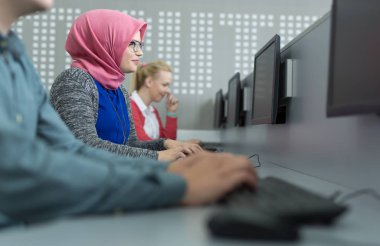 Takımda çalışan Arapça iş kadın
