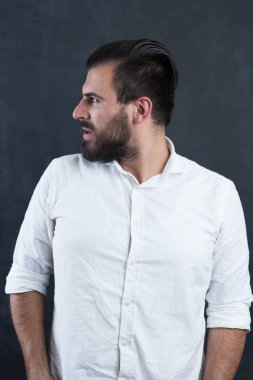 beyaz sakallı adam