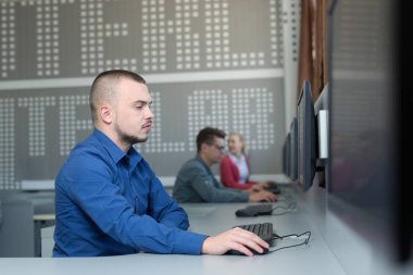 Modern ofiste çalışan iş adamları