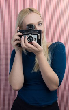 Kız alma resmi retro kamera için