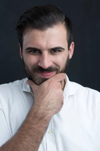 Бородатий чоловік у білій футболці — стокове фото