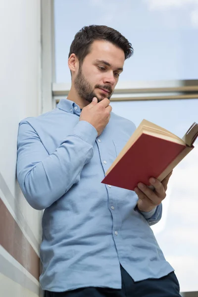 若い男読書本 — ストック写真