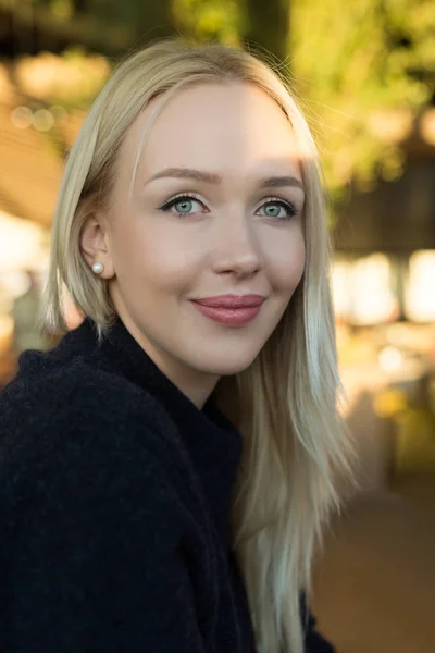 Mooie jonge blonde vrouw — Stockfoto
