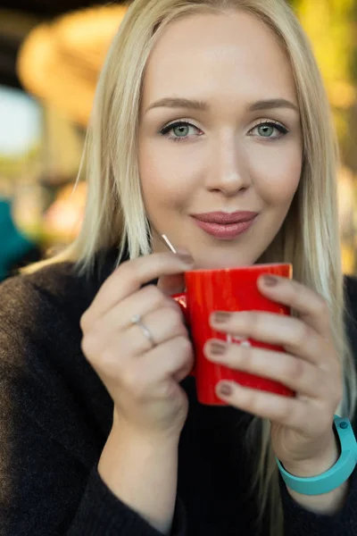 金髪の飲むコーヒーまたは紅茶 — ストック写真
