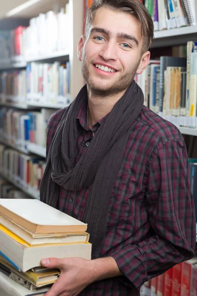 Casual man op bibliotheek — Stockfoto