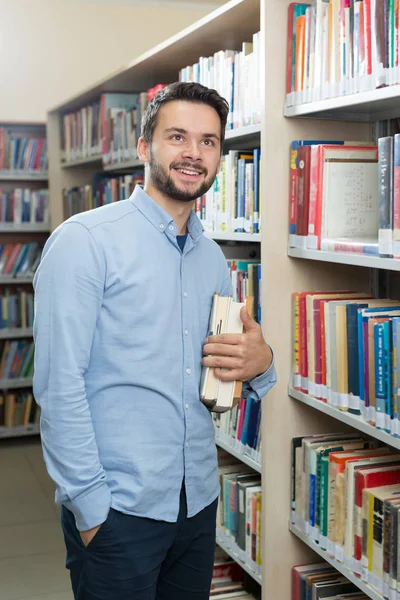 Homem casual na biblioteca — Fotografia de Stock