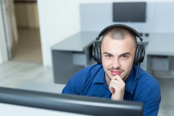 Engenheiro de software trabalhando no escritório — Fotografia de Stock