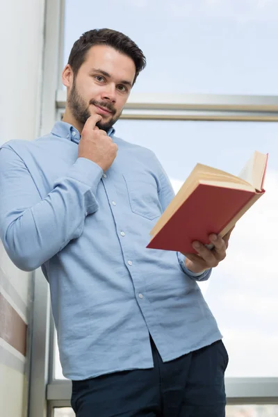 Student przygotowuje się do egzaminu w bibliotece — Zdjęcie stockowe