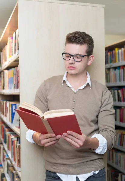 Casual man leesboek — Stockfoto