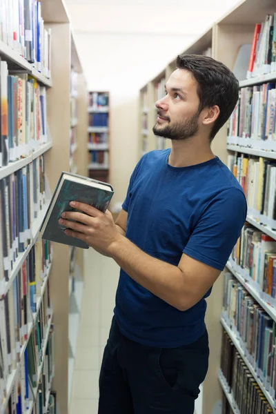 Повсякденна людина в бібліотеці — стокове фото
