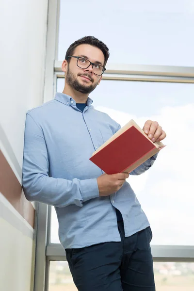 Casual man op bibliotheek — Stockfoto