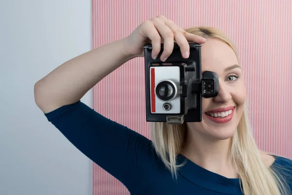 Девушка, делающая фото на ретро-камеру — стоковое фото