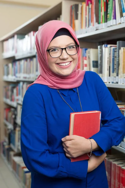 Wanita Muslim dengan buku — Stok Foto