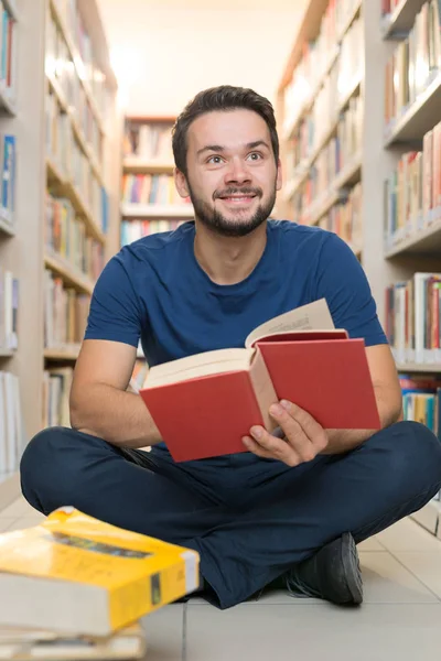 도서관에서 시험 준비 하는 학생 — 스톡 사진