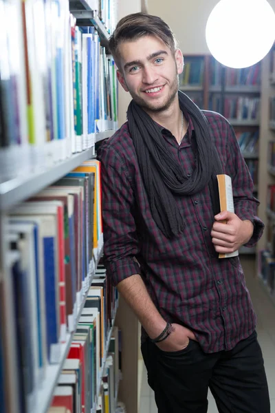 Casual man op bibliotheek — Stockfoto