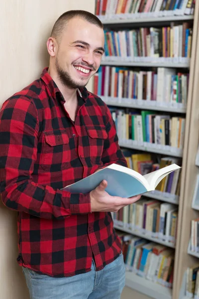 Casual man op bibliotheek — Stockfoto