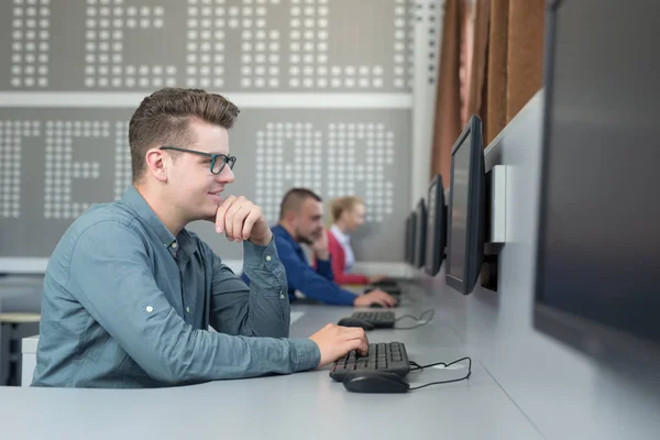 Gente de negocios trabajando en una oficina moderna — Foto de Stock