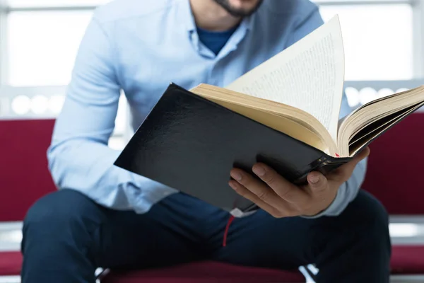 Man leesboek — Stockfoto