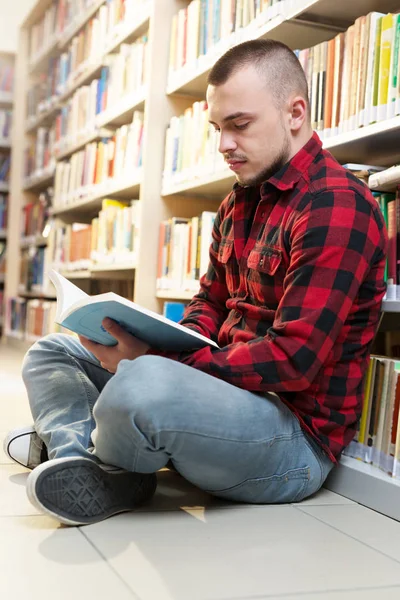 Casual man leesboek — Stockfoto