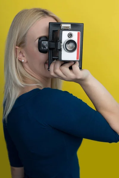 Chica tomando foto en retro cámara — Foto de Stock