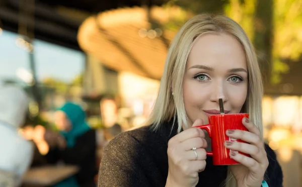 金髪の飲むコーヒーまたは紅茶 — ストック写真