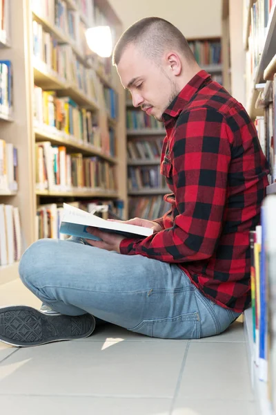 Student przygotowuje się do egzaminu w bibliotece — Zdjęcie stockowe