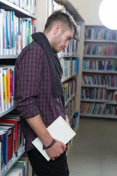 Estudante se preparando para exame em biblioteca — Fotografia de Stock