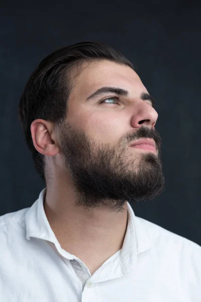 Uomo barbuto in bianco — Foto Stock