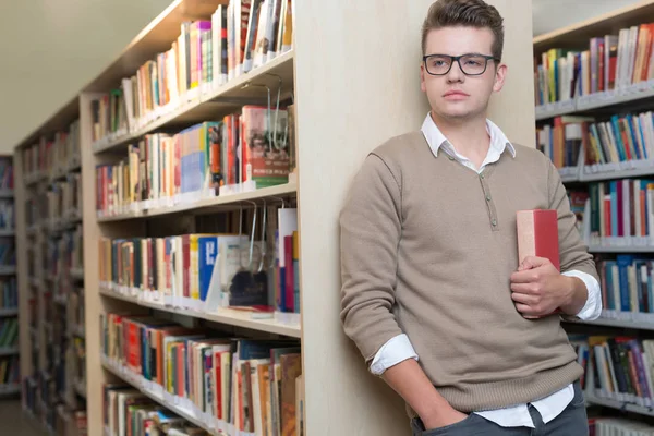 Student som förbereder för examen i biblioteket — Stockfoto