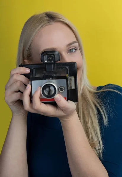 Девушка, делающая фото на ретро-камеру — стоковое фото