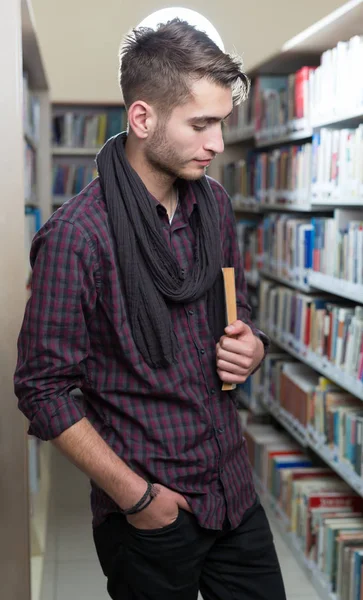 Casual man op bibliotheek — Stockfoto