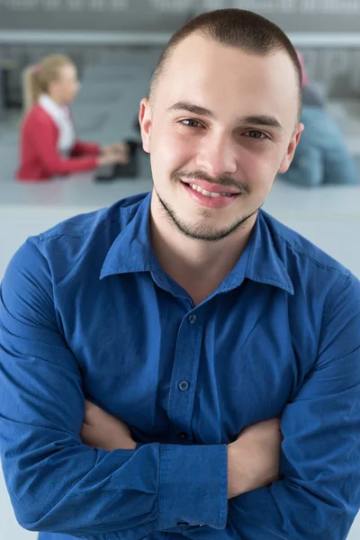 Porträt eines glücklichen jungen Geschäftsmannes — Stockfoto