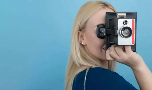 Ragazza scattare foto sulla macchina fotografica retrò — Foto Stock