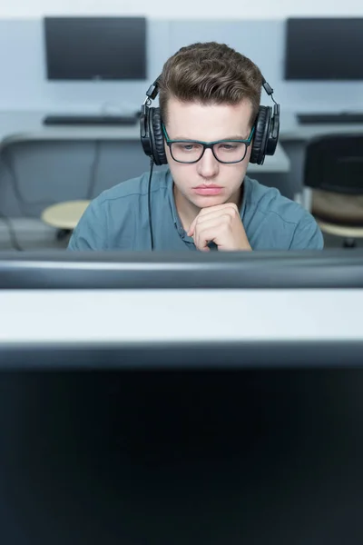 Ingénieur logiciel travaillant au bureau — Photo