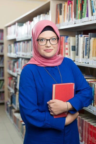 Wanita Muslim dengan buku — Stok Foto