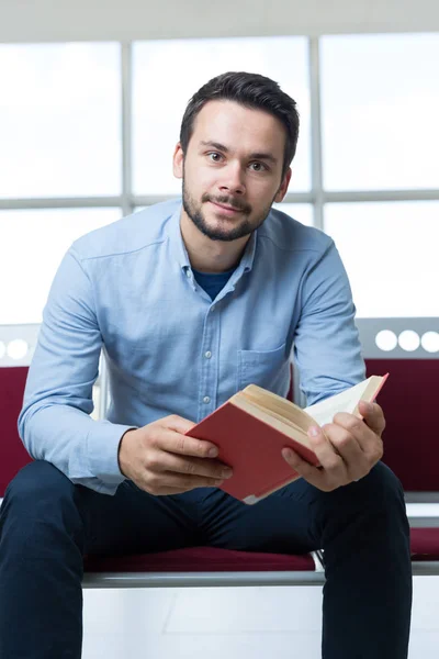 Student przygotowuje się do egzaminu w bibliotece — Zdjęcie stockowe