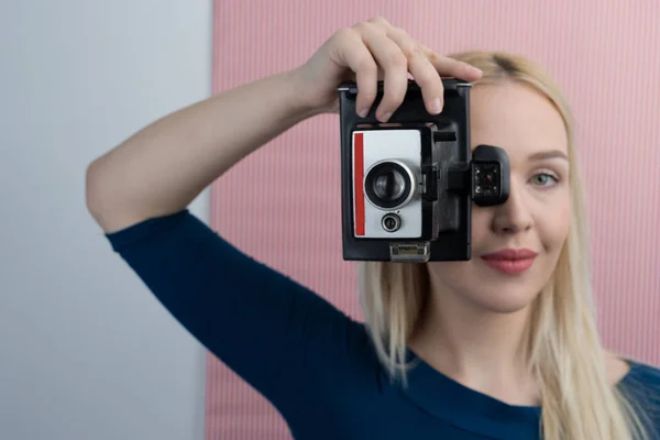 Ragazza scattare foto sulla macchina fotografica retrò — Foto Stock