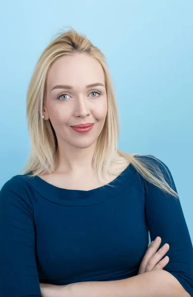 Sonriente joven rubia cabello mujer — Foto de Stock