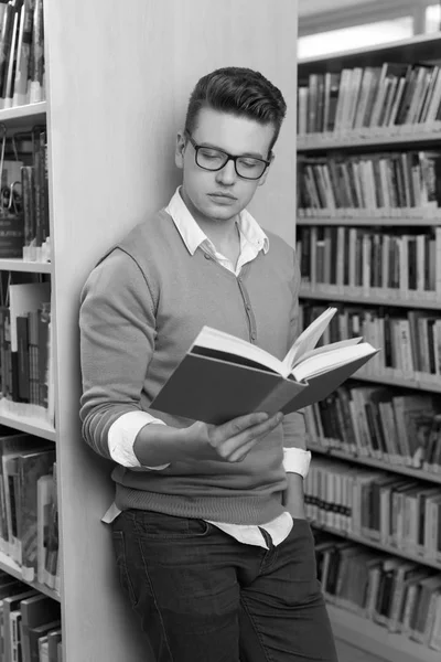 Hombre leyendo libro —  Fotos de Stock