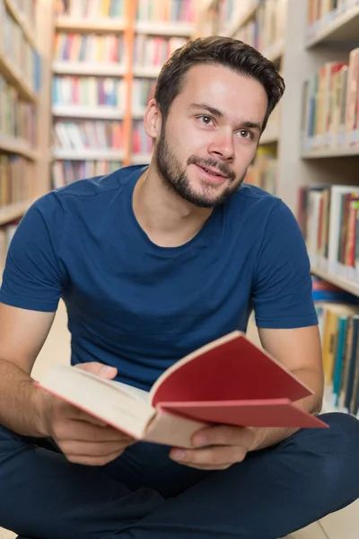 Casual man op bibliotheek — Stockfoto