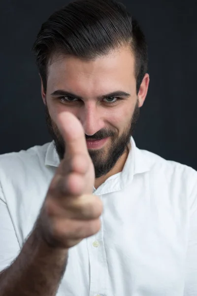 Hombre barbudo con camisa blanca —  Fotos de Stock