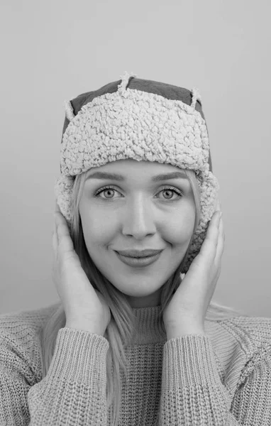 Mujer en un sombrero de invierno lanudo con orejeras — Foto de Stock